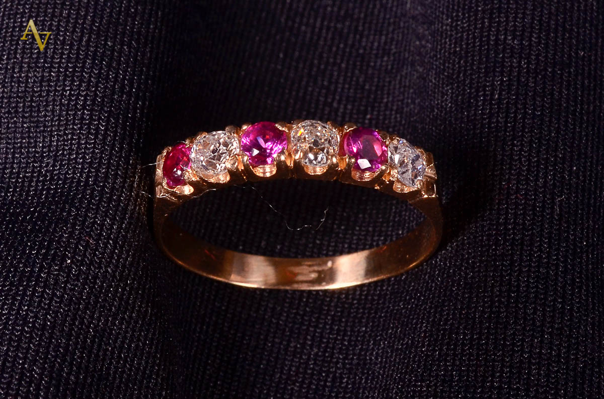 Meia aliança de ouro 18 k com 3 rubis orientais e 3 brilhantes. Peso...