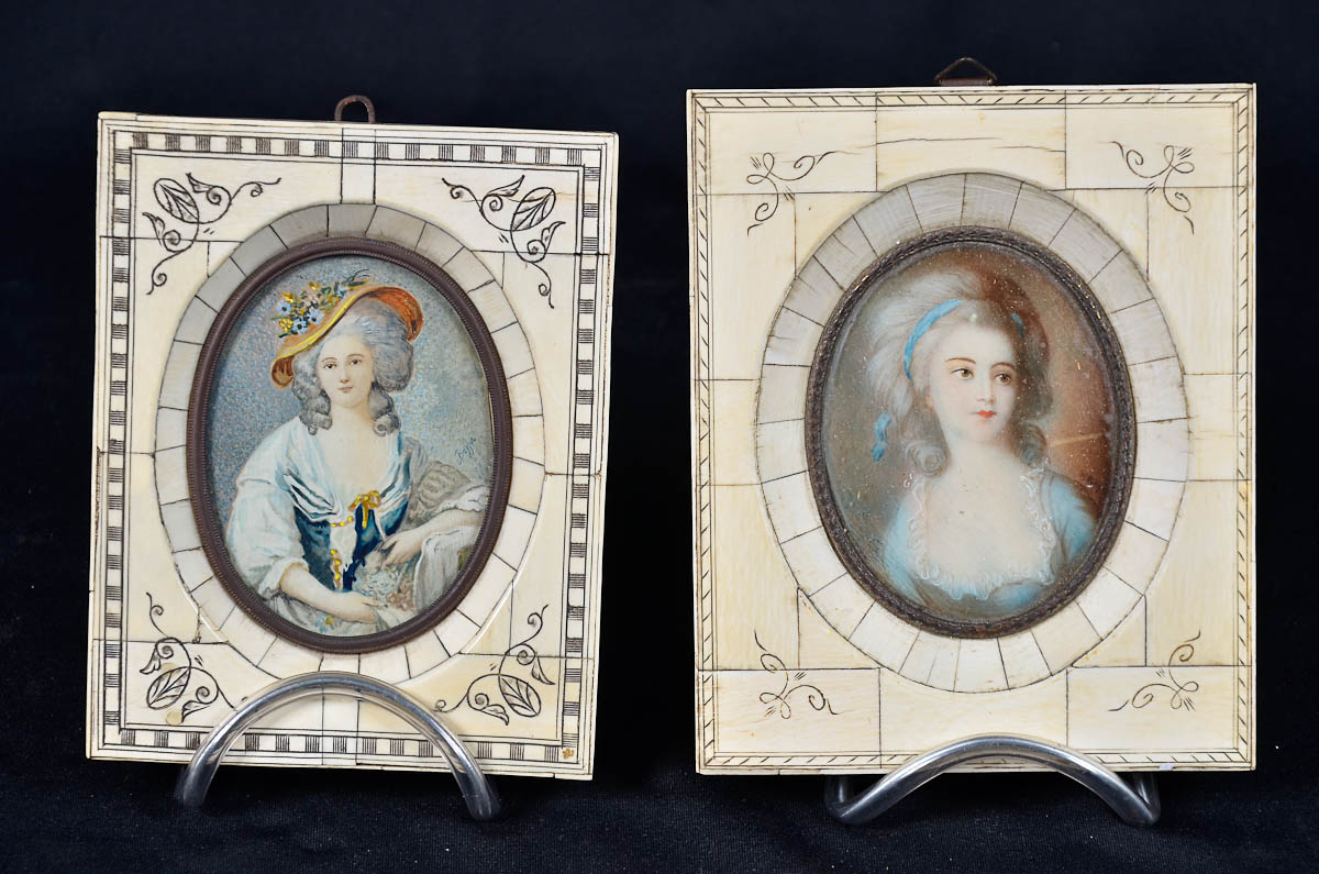 Dois quadros de marfim com figuras femininas. Med. 12 x14 cm.