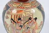 Potiche de porcelana chinesa decorado com gueix... - Potiche de porcelana chinesa decorado com gueixas em policromia, peanha de madeira. Diam. 18 cm - alt. 28 cm.
