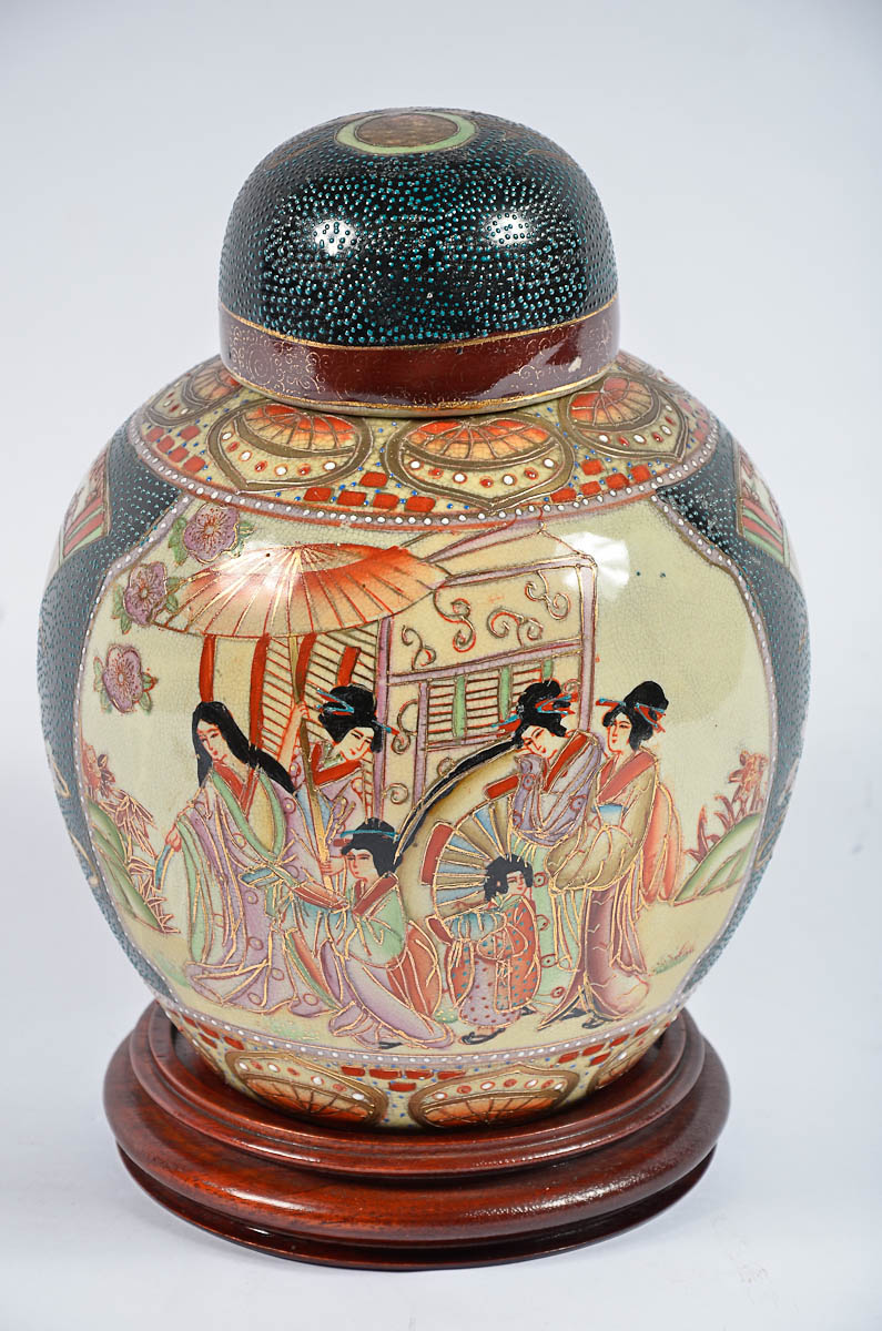 Potiche de porcelana chinesa decorado com gueixas em policromia...