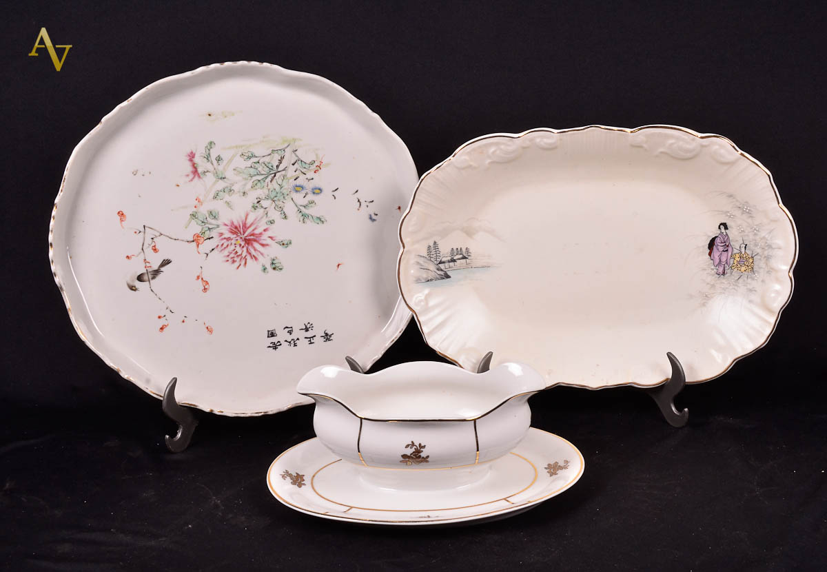 Tres peças de porcelana diversas, sendo 2 VISTA ALEGRE (molheira e...