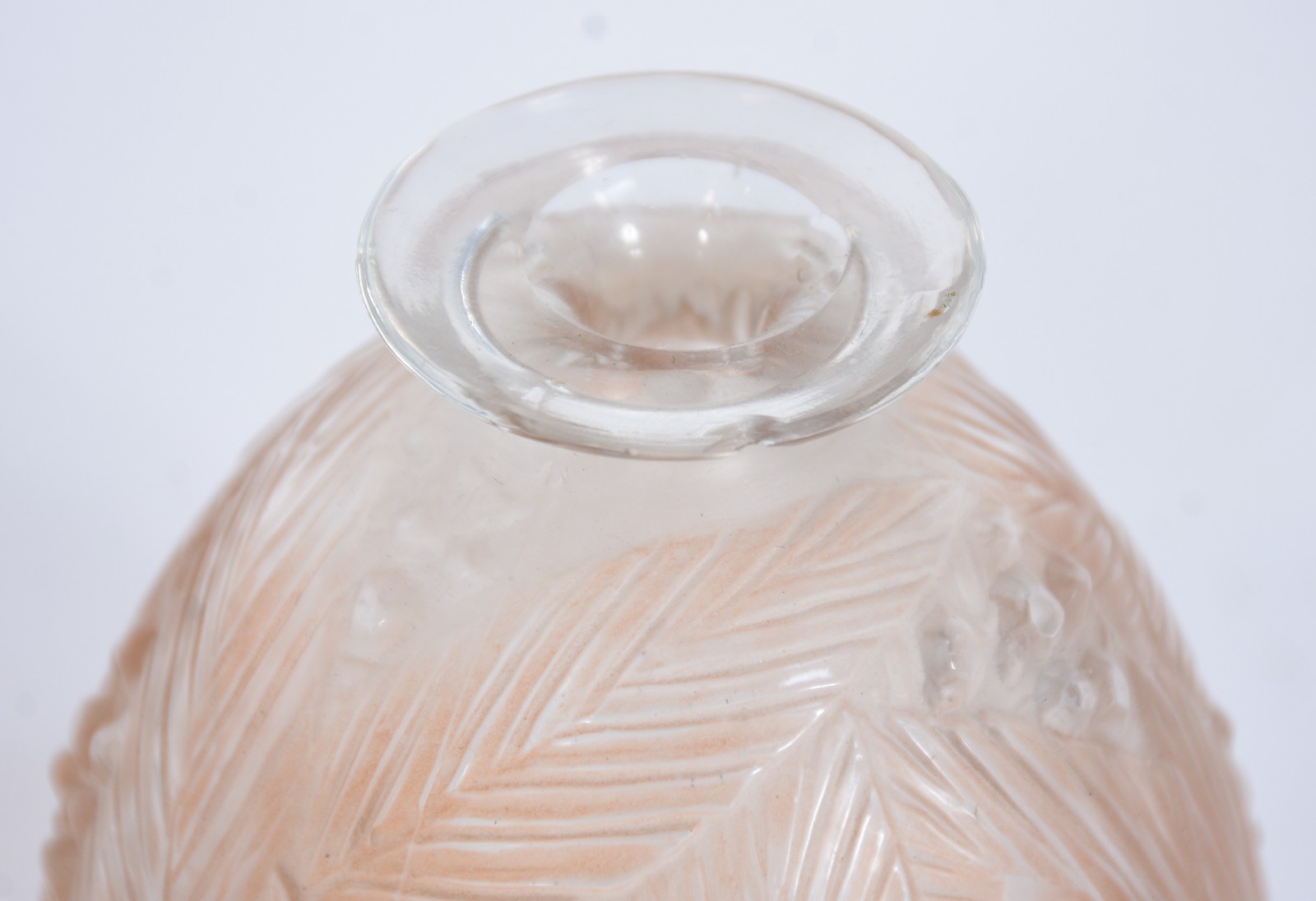 Vaso de vidro frances feitio bojudo na cor roseé com folhagens em... - foto 3 de 5