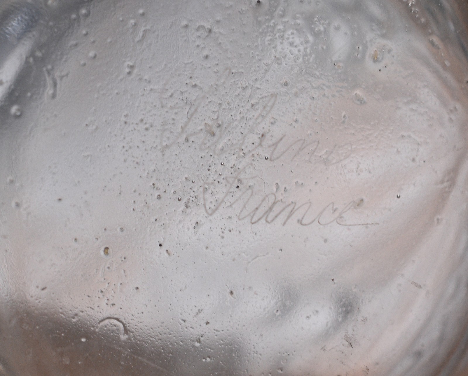 Vaso de vidro frances feitio bojudo na cor roseé com folhagens em... - foto 5 de 5