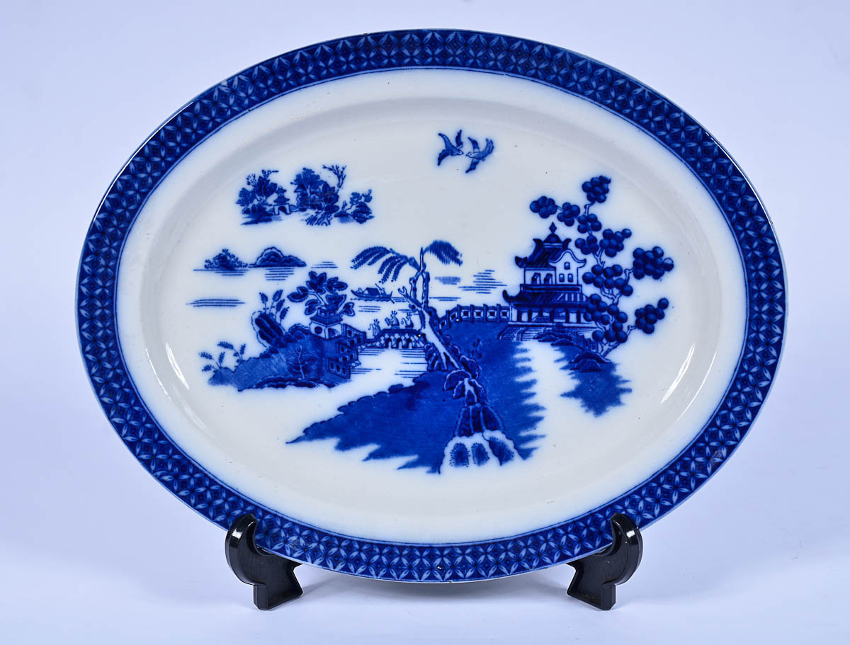 Travessa oval de porcelana azul pombinho. Med. 41 x 32 cm.