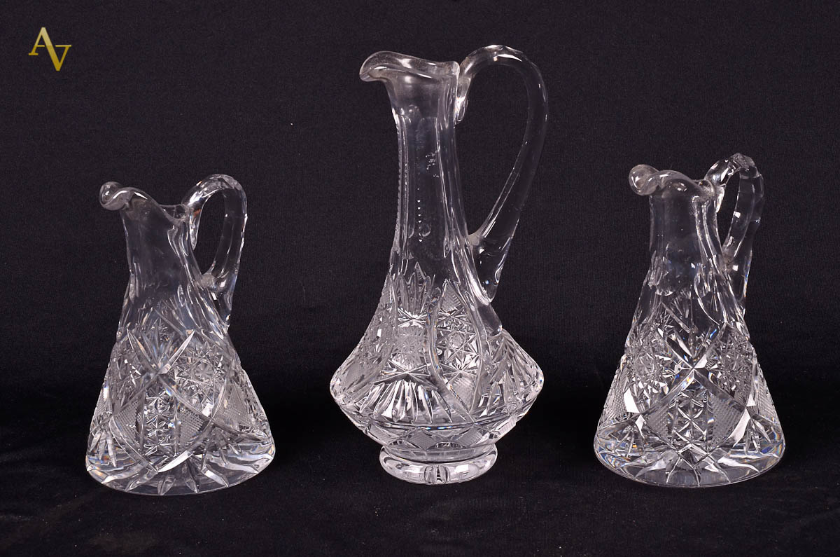 Três galhetas de cristal tcheco lapidado. Alts. 14 a 20 cm.