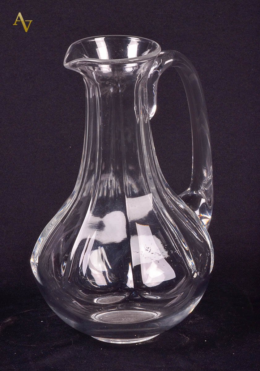 Jarra com alça de cristal facetado. Assinado. Alt. 23 cm.