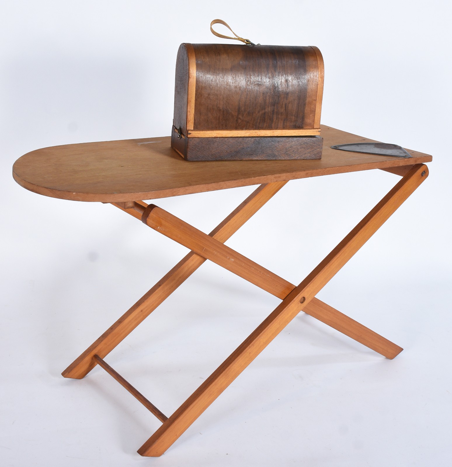 Miniatura de mesa de costura e tabua de passar roupa infantil. - foto 1 de 10