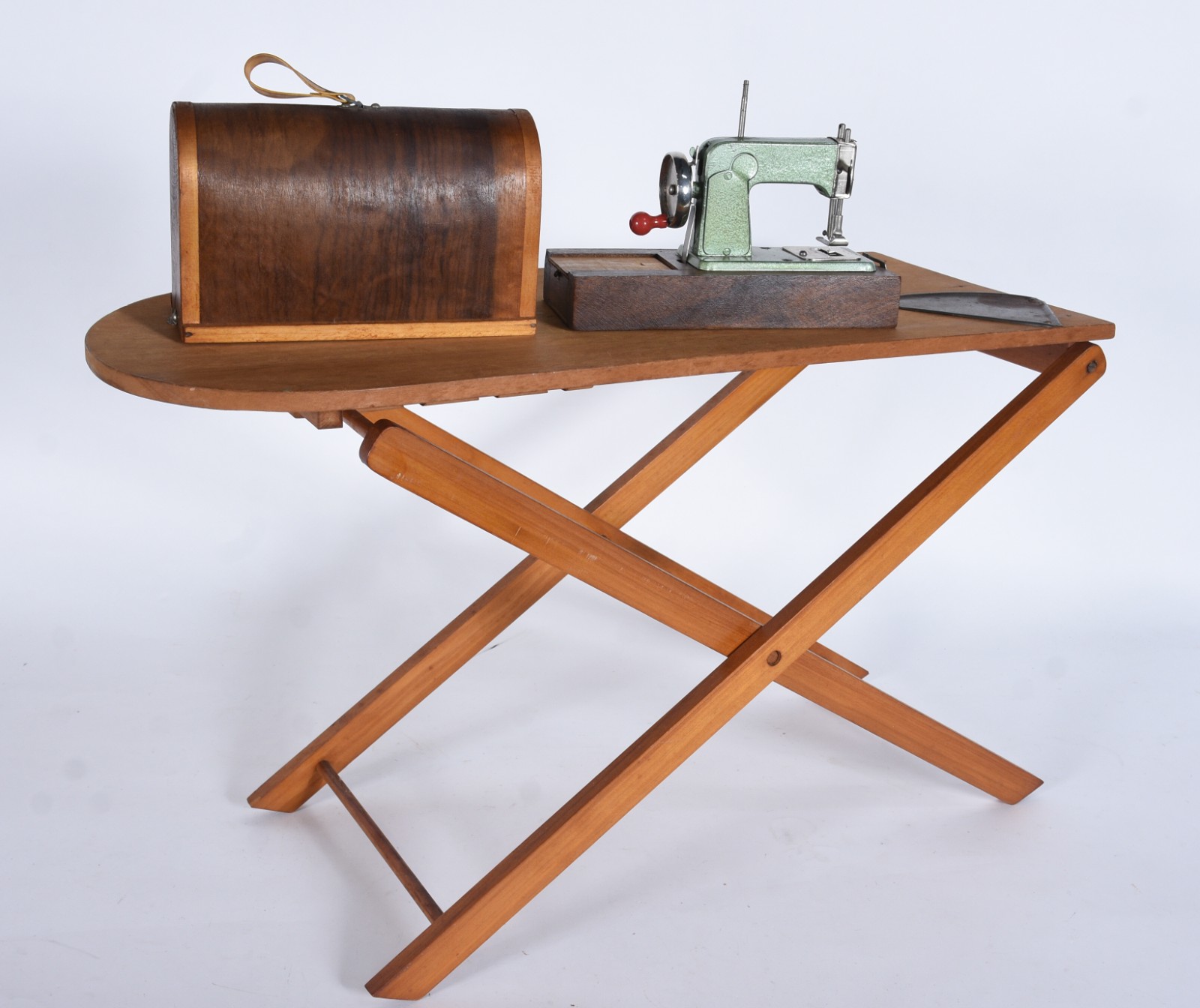 Miniatura de mesa de costura e tabua de passar roupa infantil. - foto 2 de 10