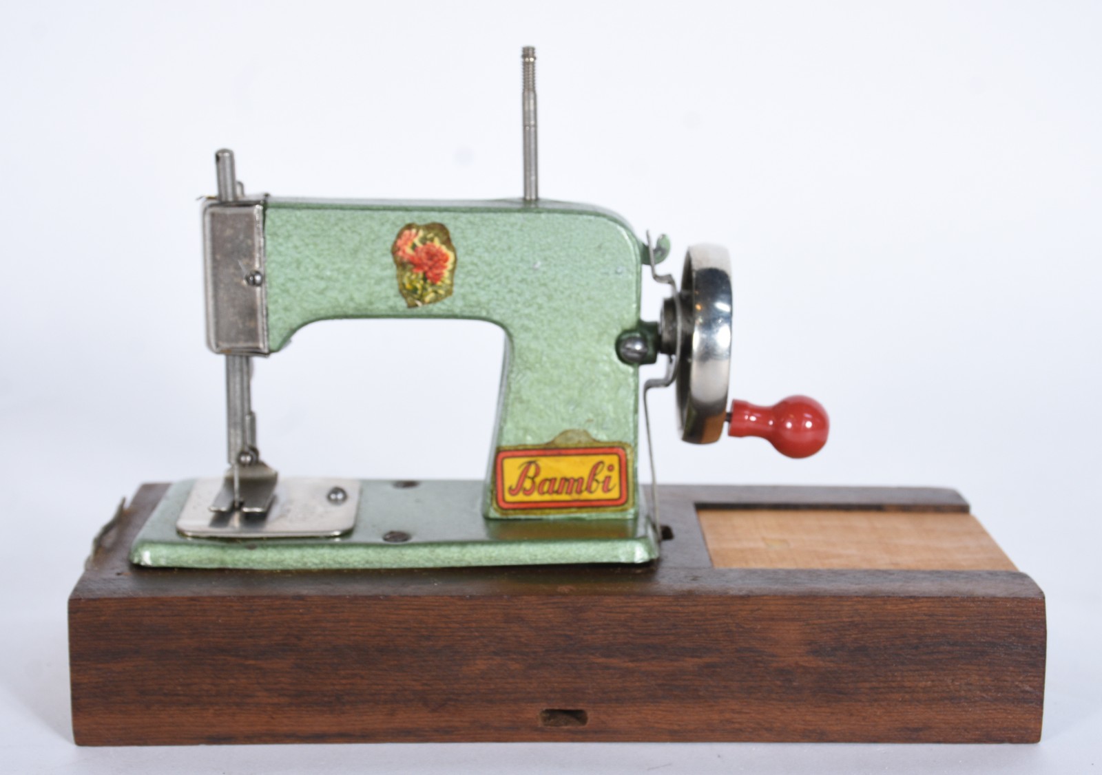 Miniatura de mesa de costura e tabua de passar roupa infantil. - foto 7 de 10