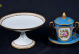 Duas pecas de porcelana Limoges, sendo uma frut... - Duas pecas de porcelana Limoges, sendo uma fruteira ( diam.23 cm - alt. 13 cm) e pote com prato na cor azul e detalhes dourados. Alt. 18 cm.