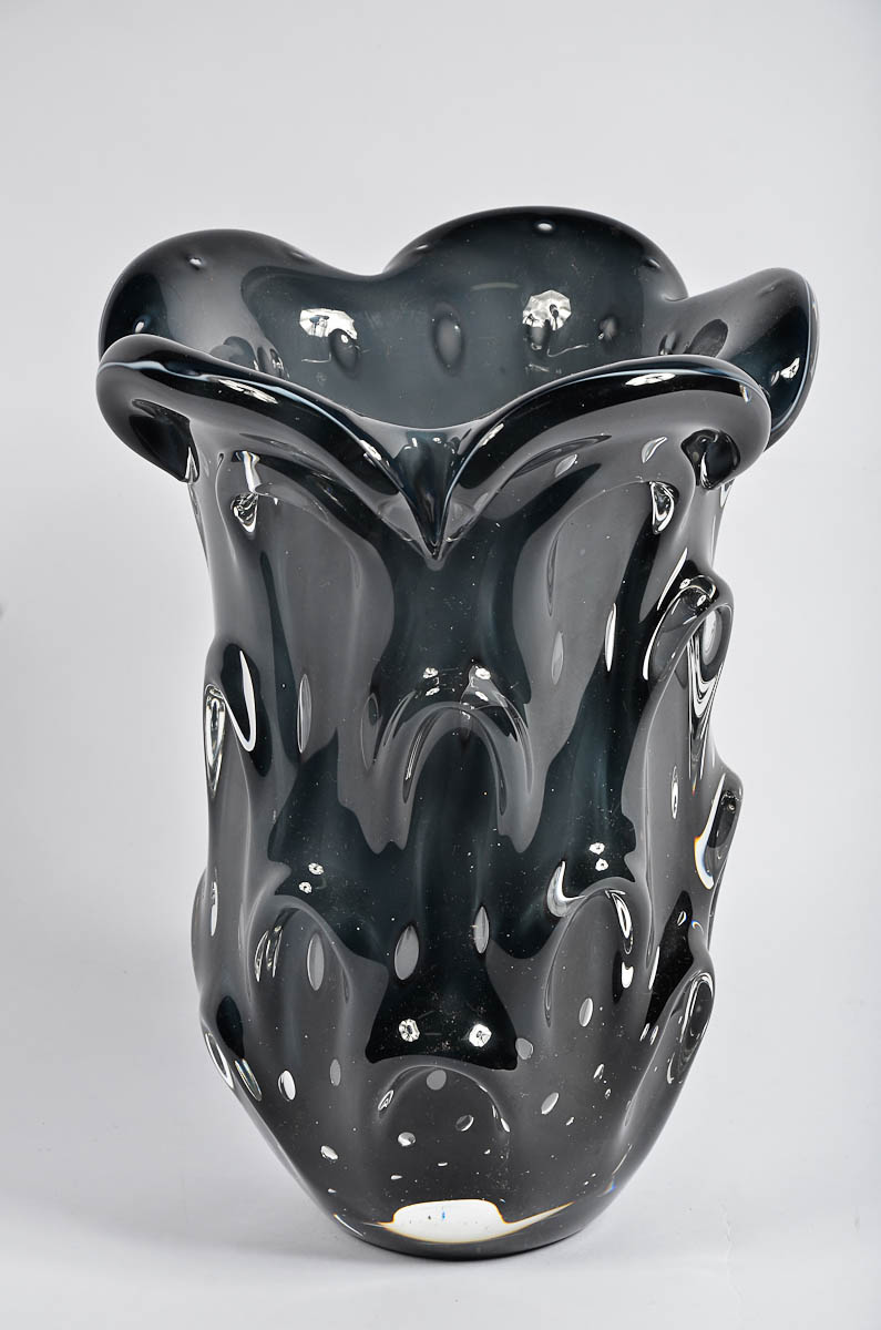 Vaso de murano na cor ametista com detalhes em alto relevo. Alt. 32...