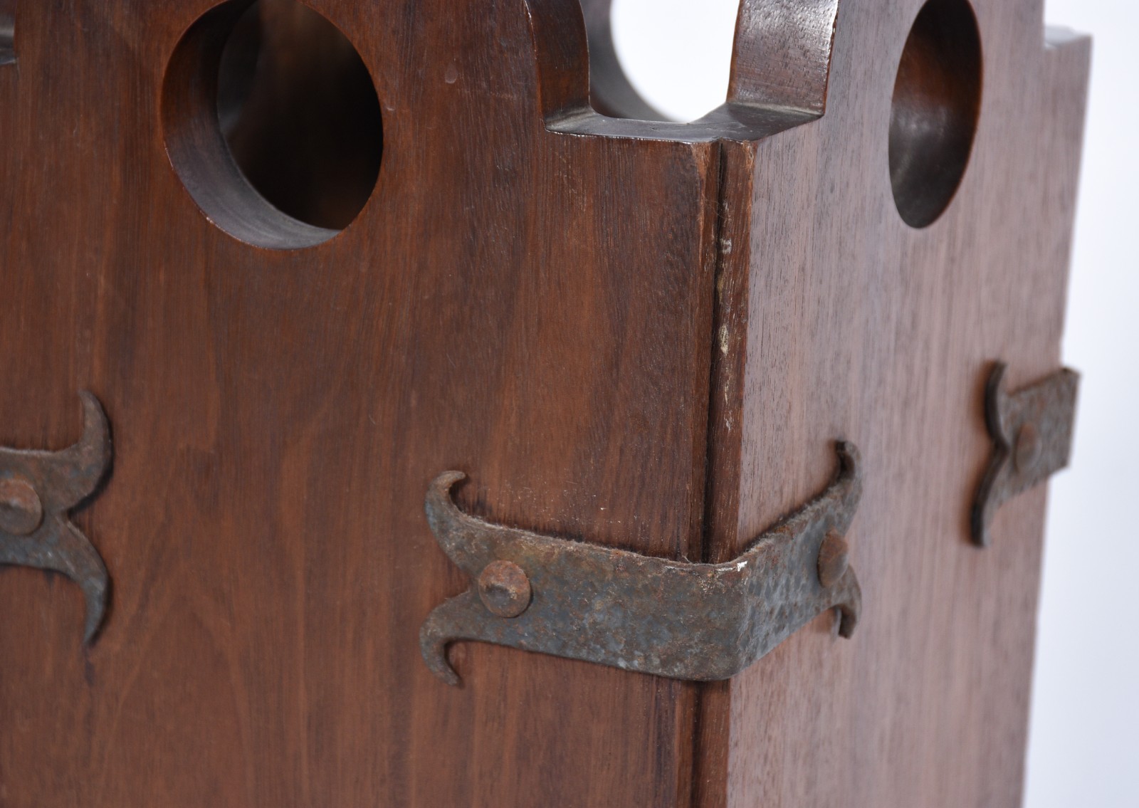 Porta guarda chuvas de madeira com detalhes de metal (metal oxidado). - foto 2 de 5