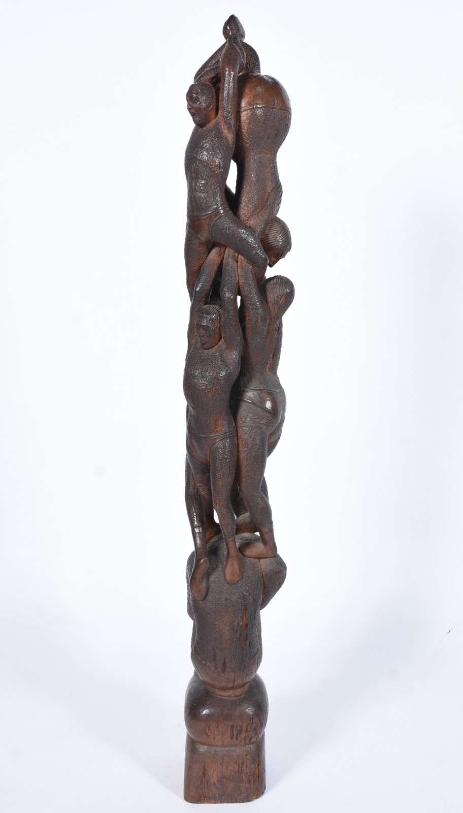 Escultura de madeira entalhada representando coluna com figuras... - foto 2 de 9
