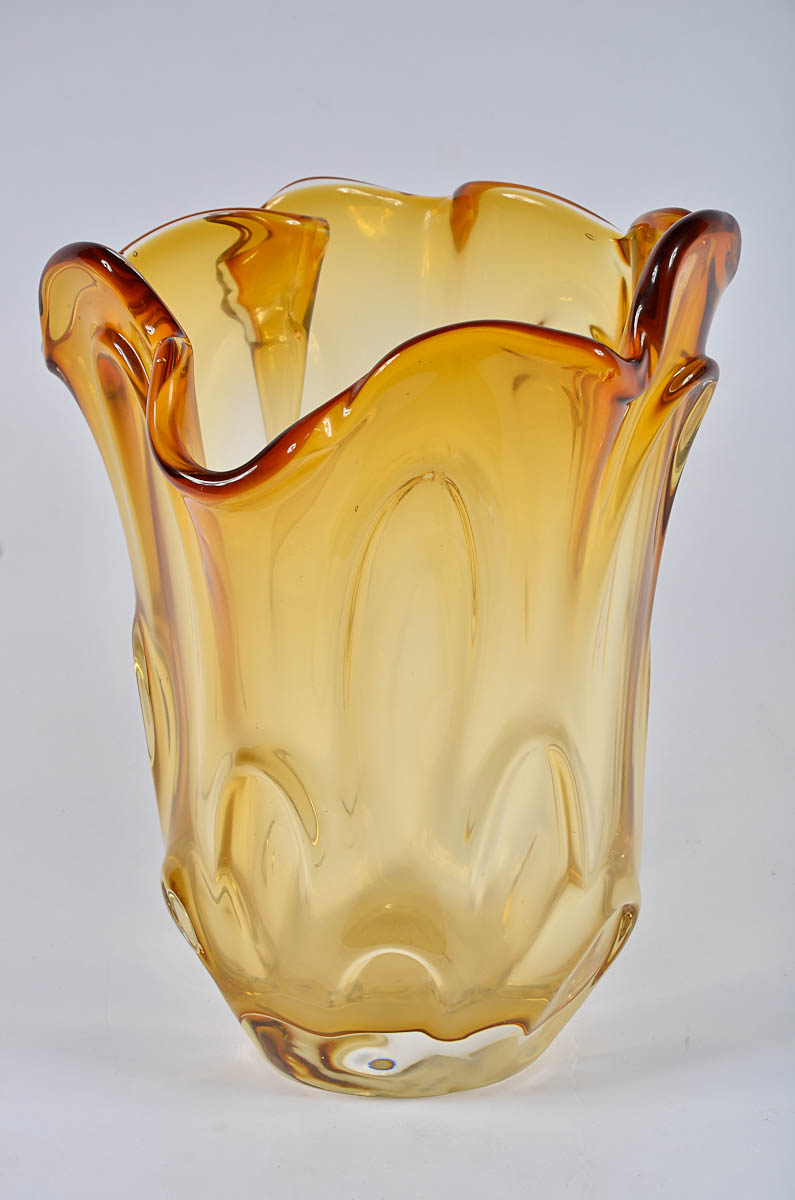 Vaso de murano na cor amarelo. Alt. 37 cm.