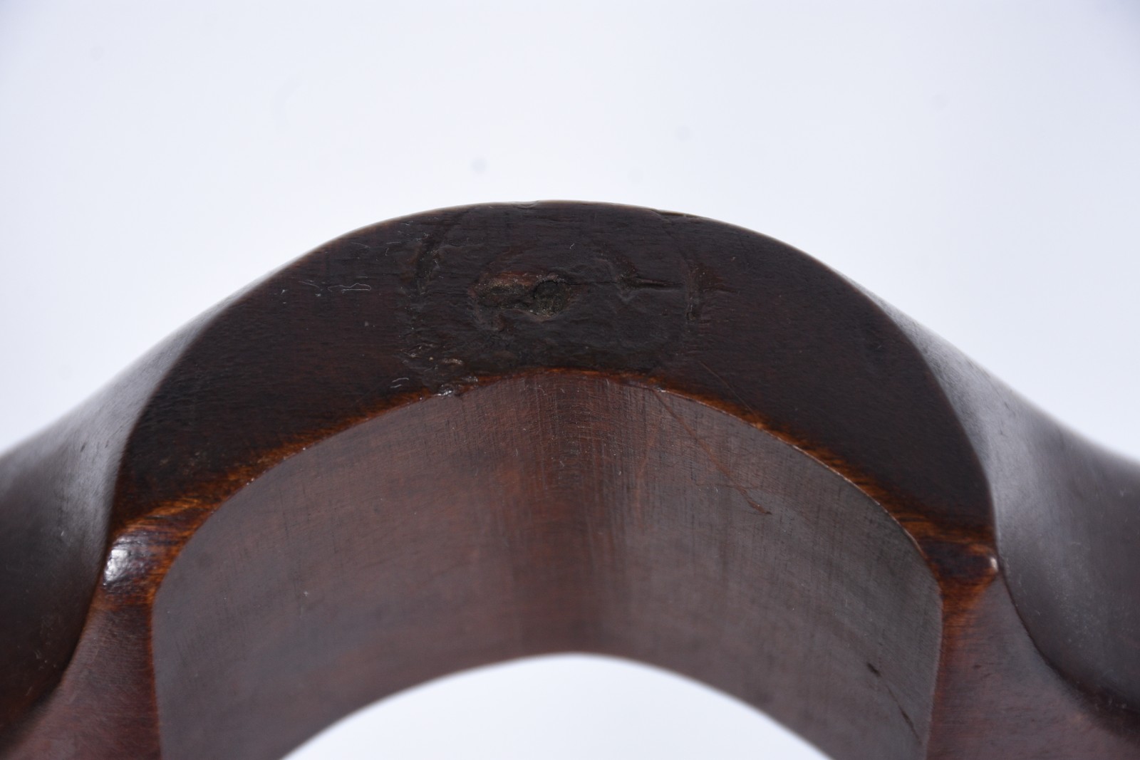 Cabideiro de madeira nobre, base com quatro hastes para apoio de... - foto 6 de 7