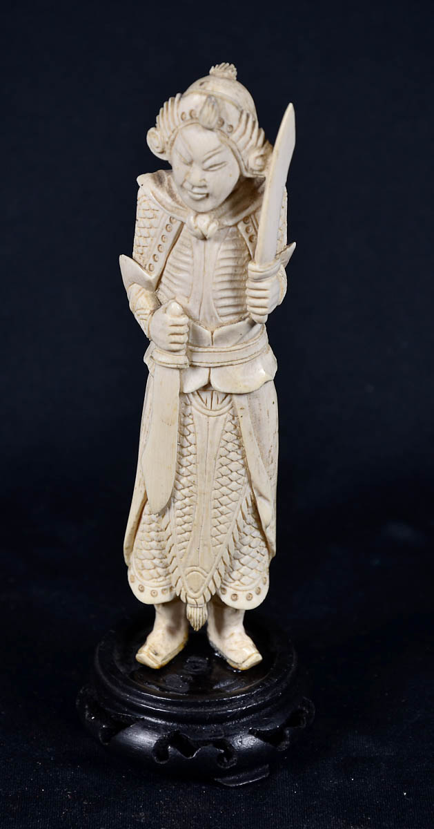Estatueta de marfim representando chines com 2 espadas. Alt. 16 cm.