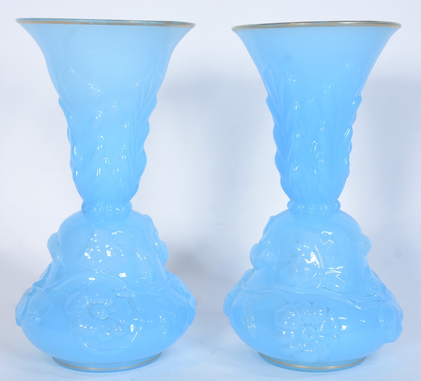 Par de antigos vasos de opalina francesa na cor azul celeste com... - foto 1 de 6