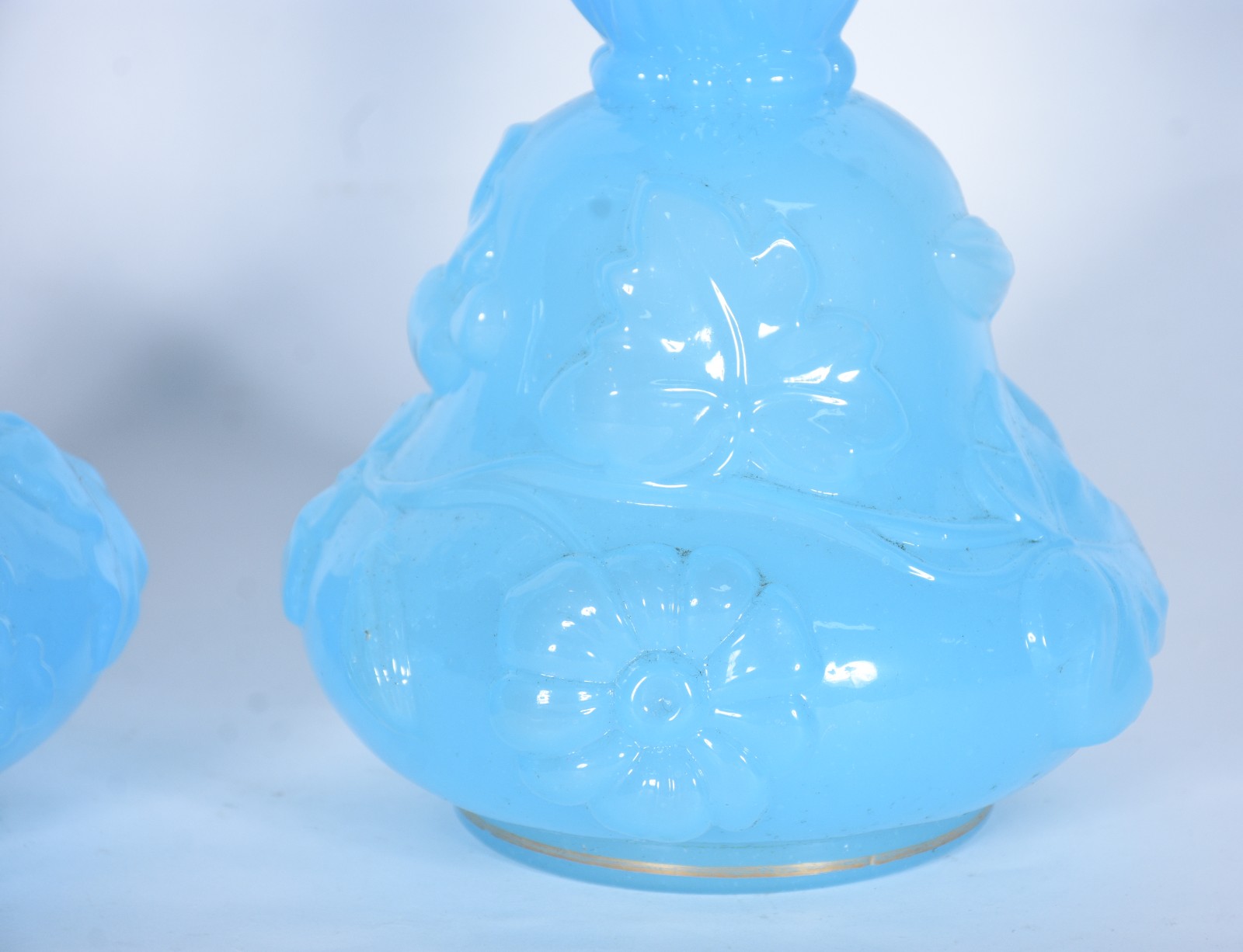 Par de antigos vasos de opalina francesa na cor azul celeste com... - foto 3 de 6