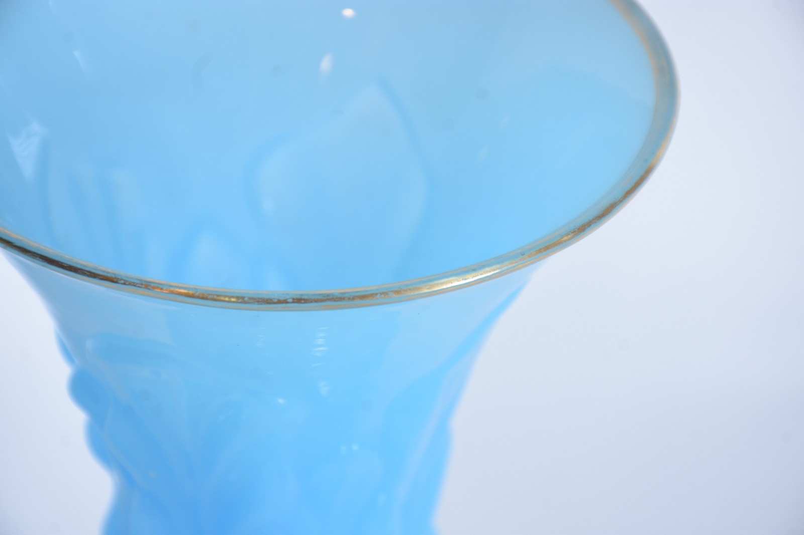 Par de antigos vasos de opalina francesa na cor azul celeste com... - foto 5 de 6