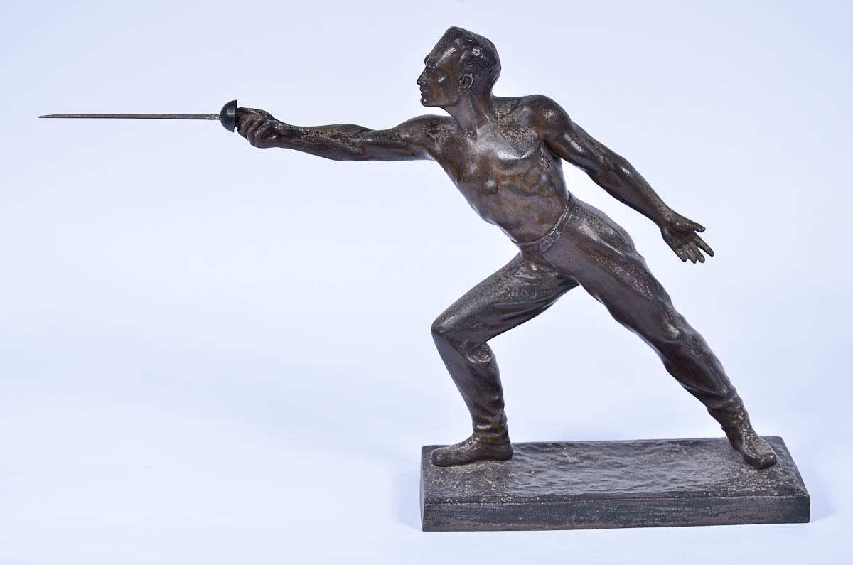 Estatueta de petit bronze representando espadachim. Alt. 36 cm.