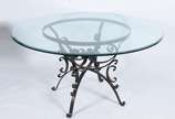 Mesa de jantar de metal com tampo de vidro biso... - Mesa de jantar de metal com tampo de vidro bisotado.