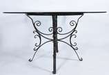 Mesa de jantar de metal com tampo de vidro biso... - Mesa de jantar de metal com tampo de vidro bisotado.