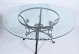 Mesa de jantar de metal com tampo de vidro biso... - Mesa de jantar de metal com tampo de vidro bisotado.
