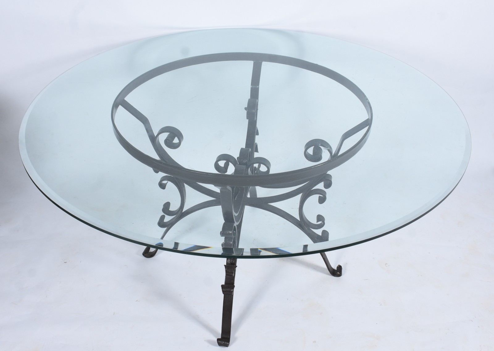 Mesa de jantar de metal com tampo de vidro bisotado. - foto 3 de 5