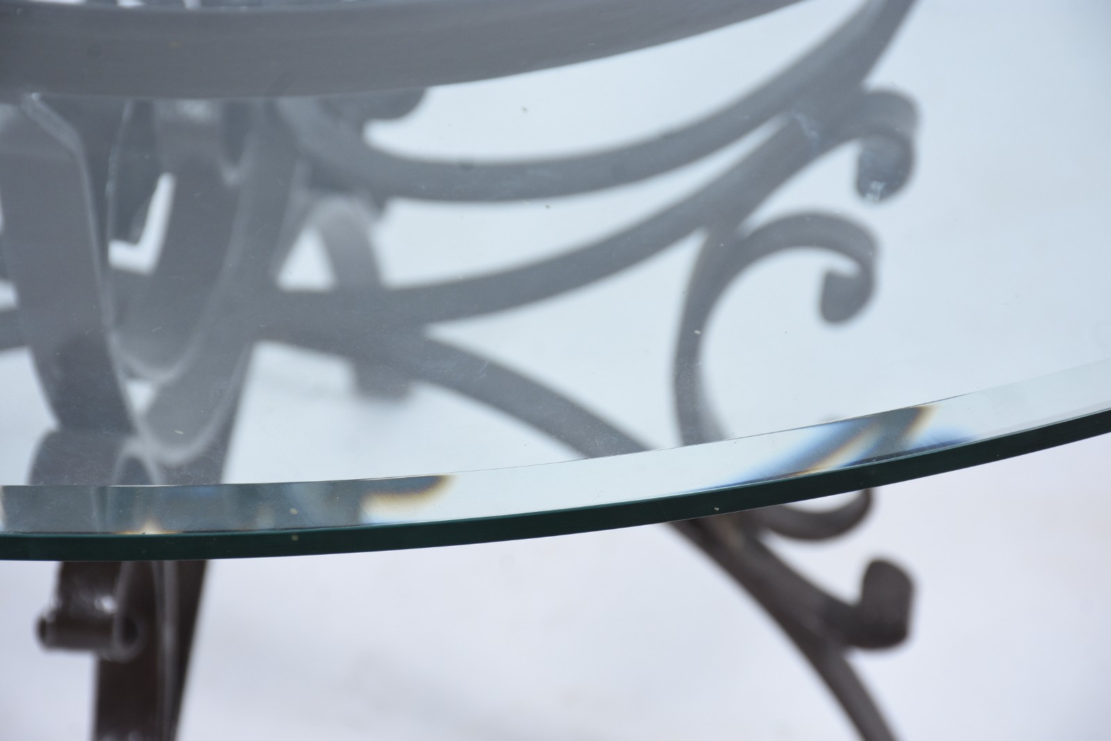Mesa de jantar de metal com tampo de vidro bisotado. - foto 4 de 5