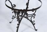 Mesa de jantar de metal com tampo de vidro biso... - Mesa de jantar de metal com tampo de vidro bisotado.