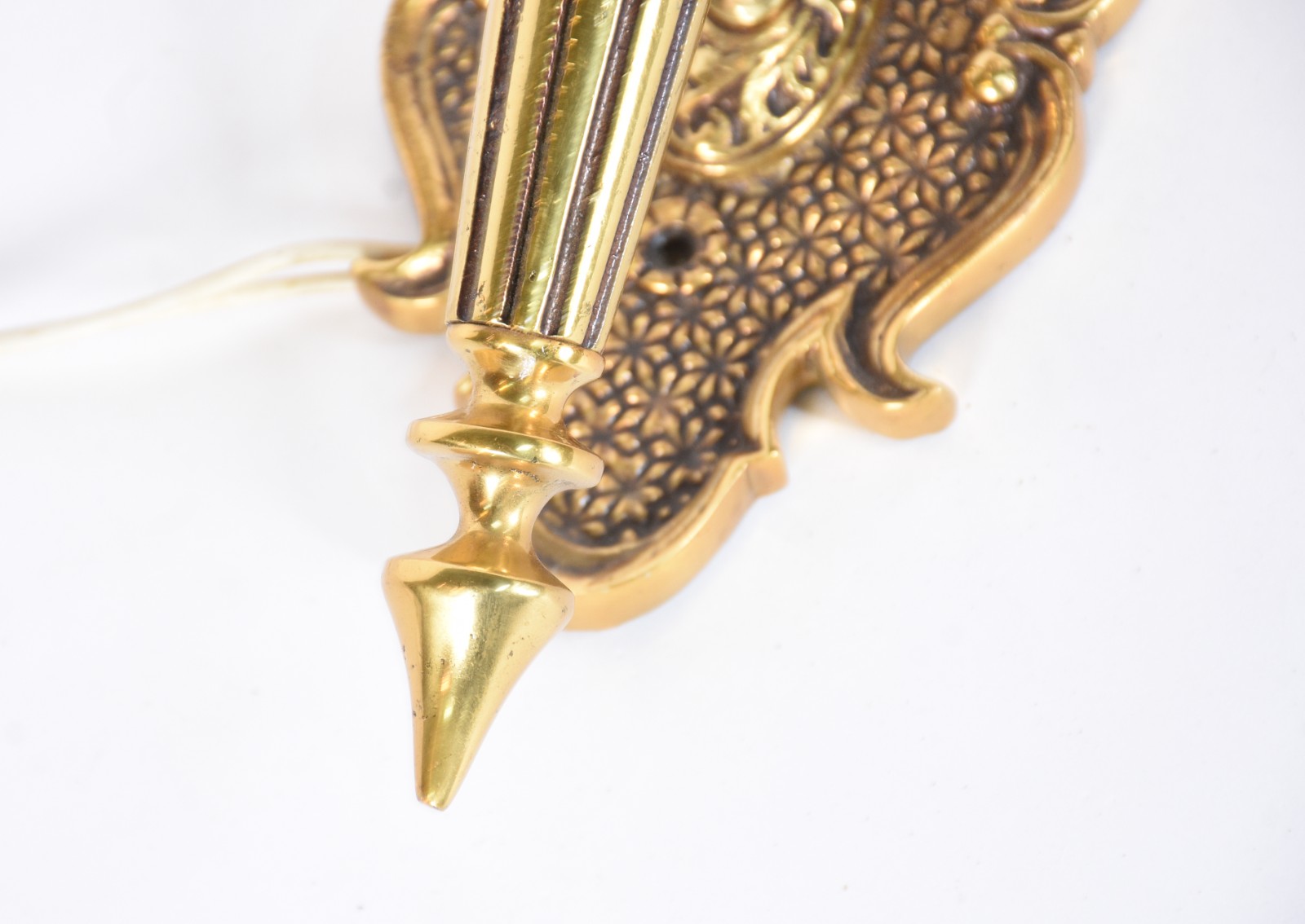 Aplique de parede em bronze cinzelado, com cúpula de vidro Satine em... - foto 4 de 6