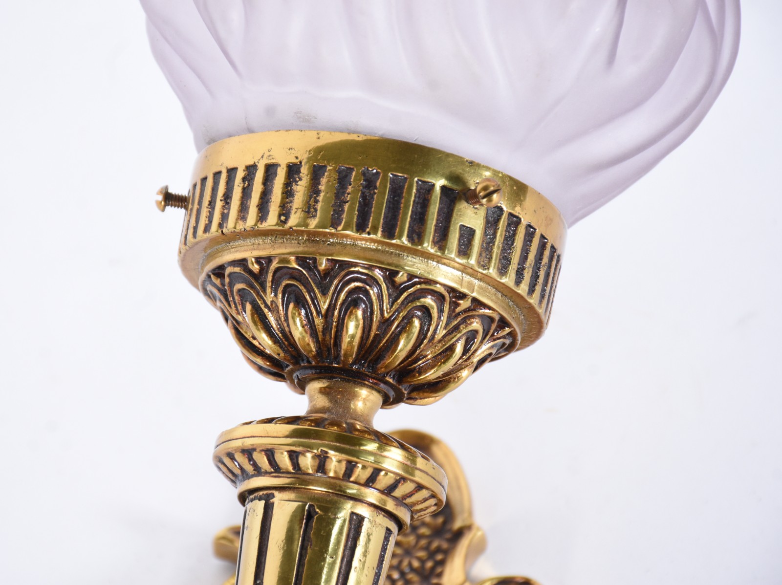 Aplique de parede em bronze cinzelado, com cúpula de vidro Satine em... - foto 5 de 6