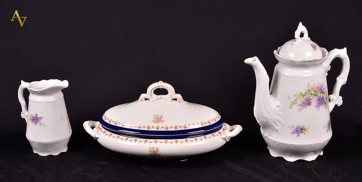 Tres peças de porcelana, sendo Bule e leiteira(alts. 20 e 22 cm)...