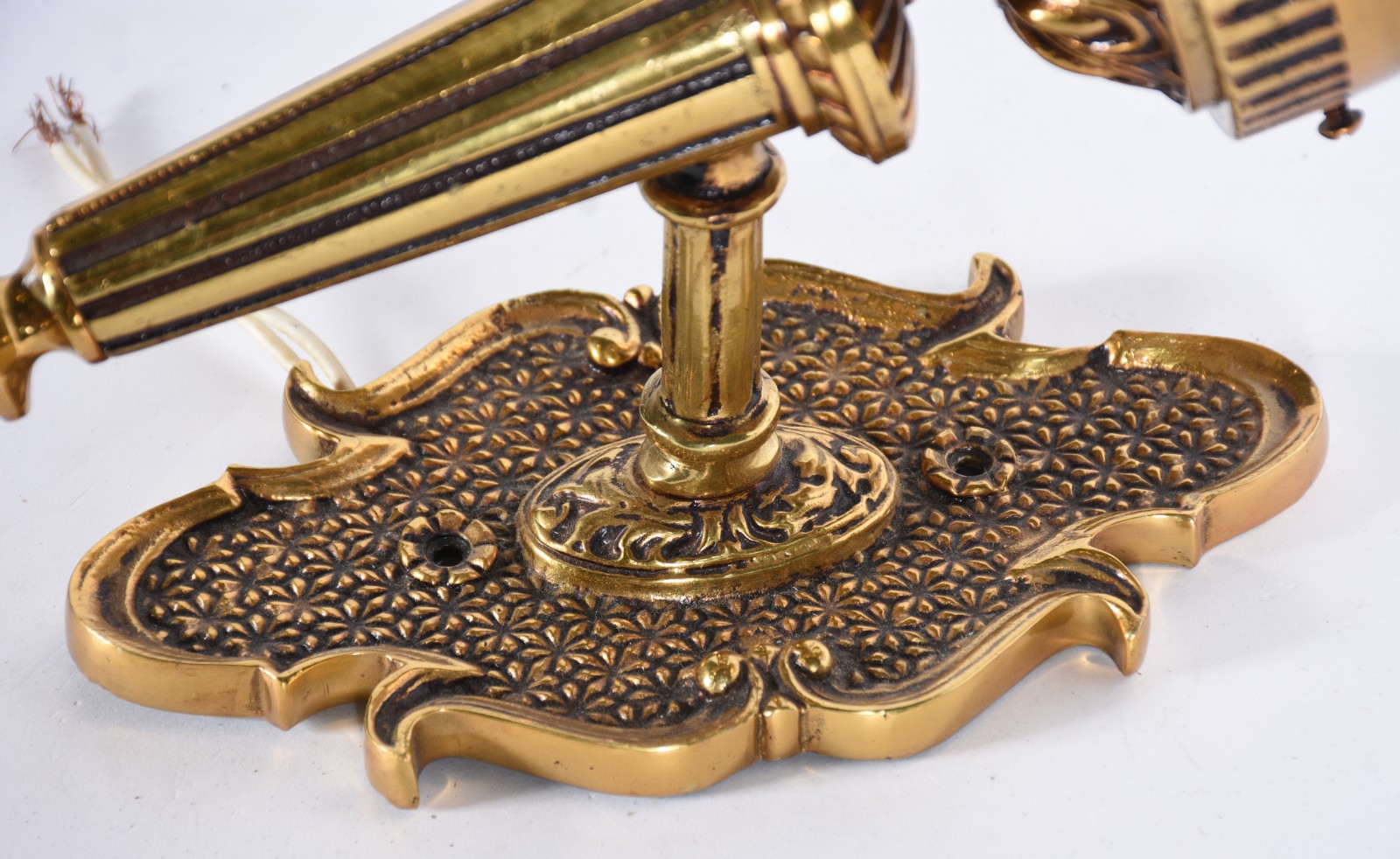 Aplique de parede em bronze cinzelado, com cúpula de vidro Satine em... - foto 6 de 6