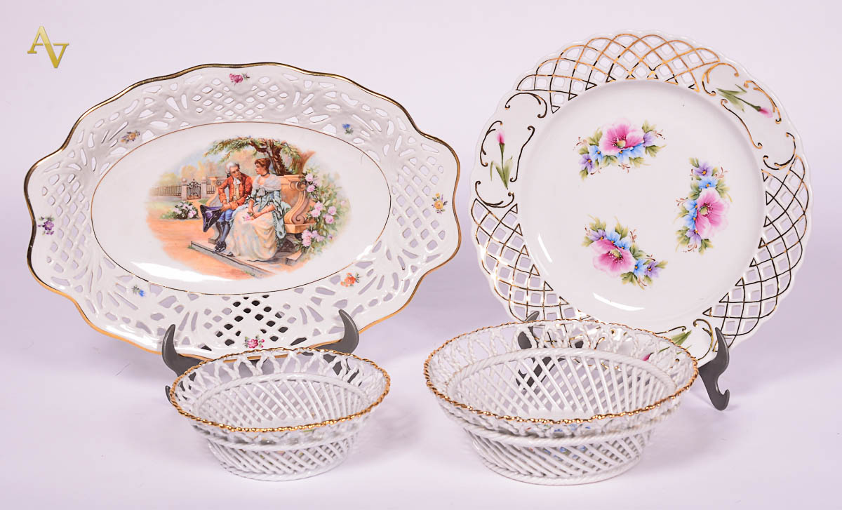 Diversas travessas de porcelana vazada ,sendo três pratinhos( 15 a 25...
