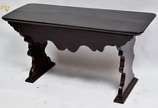 Mesa de centro de madeira nobre, com bsaia e pe... - Mesa de centro de madeira nobre, com bsaia e pernas recortadas. Med. 1.00 x 38 cm - alt. 51 cm.