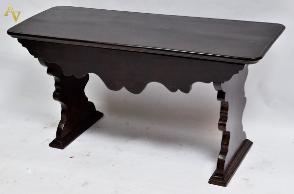 Mesa de centro de madeira nobre, com bsaia e pernas recortadas. Med...