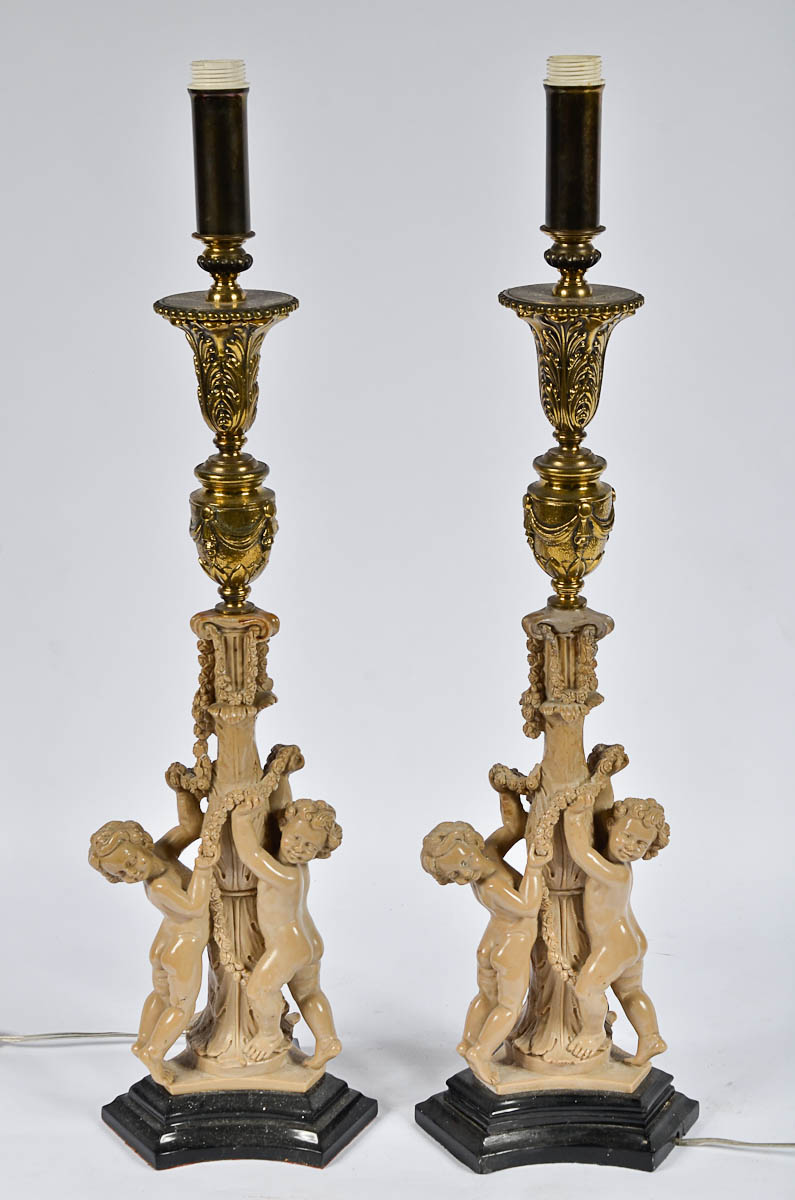 Par de abajoures de resina representando anjos. Alt. 70 cm.