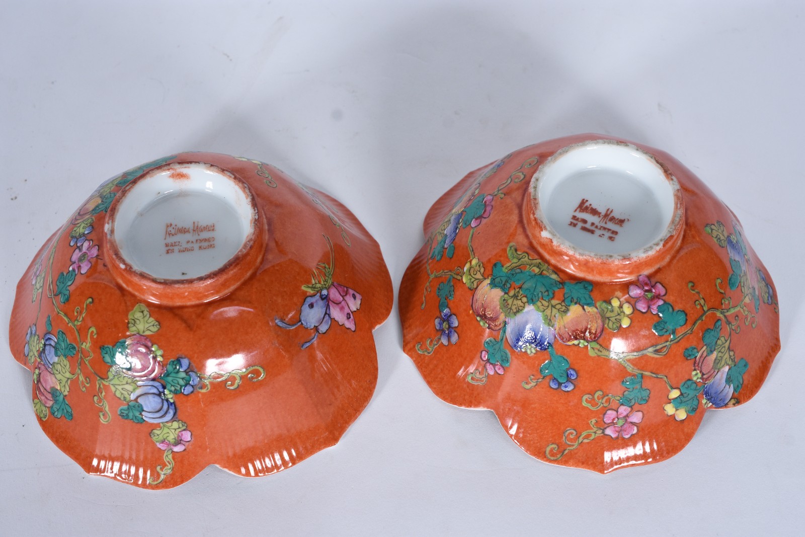 Cinco peças diversas, sendo: 2 bowls de porcelana na cor rouge de fer... - foto 7 de 9