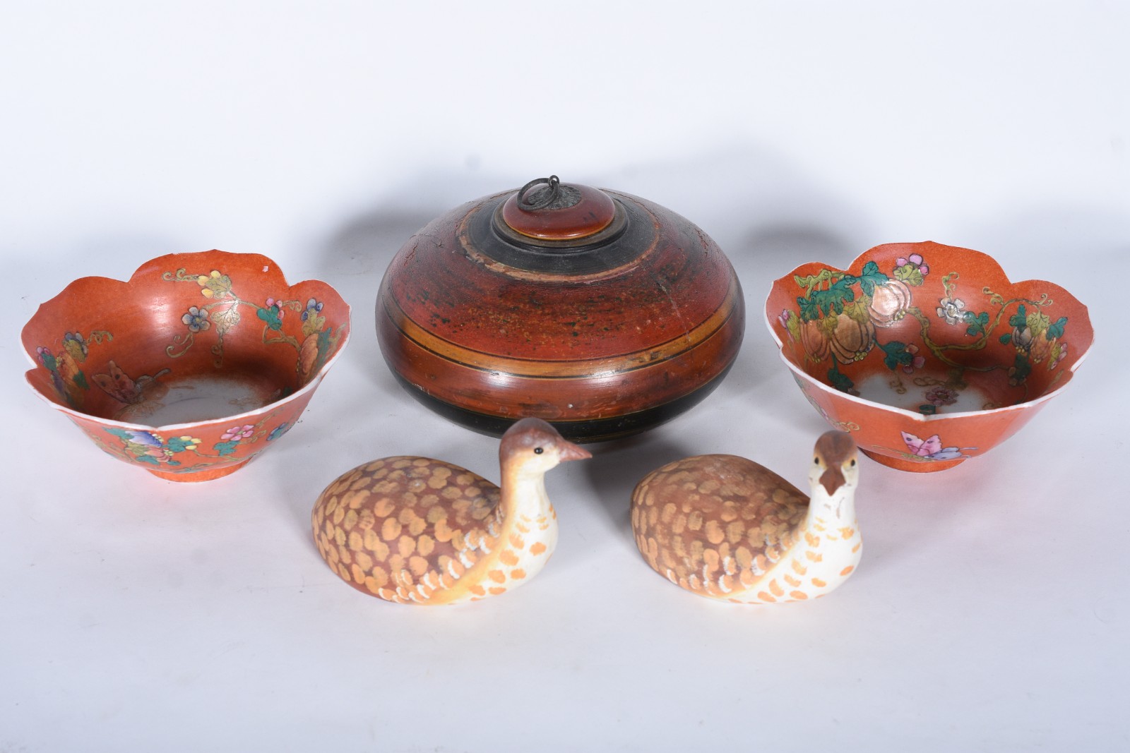 Cinco peças diversas, sendo: 2 bowls de porcelana na cor rouge de fer... - foto 1 de 9