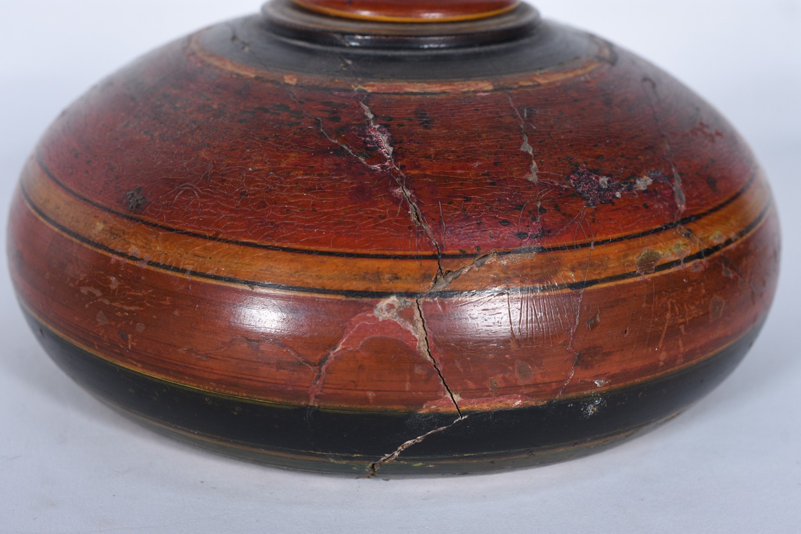 Cinco peças diversas, sendo: 2 bowls de porcelana na cor rouge de fer... - foto 5 de 9