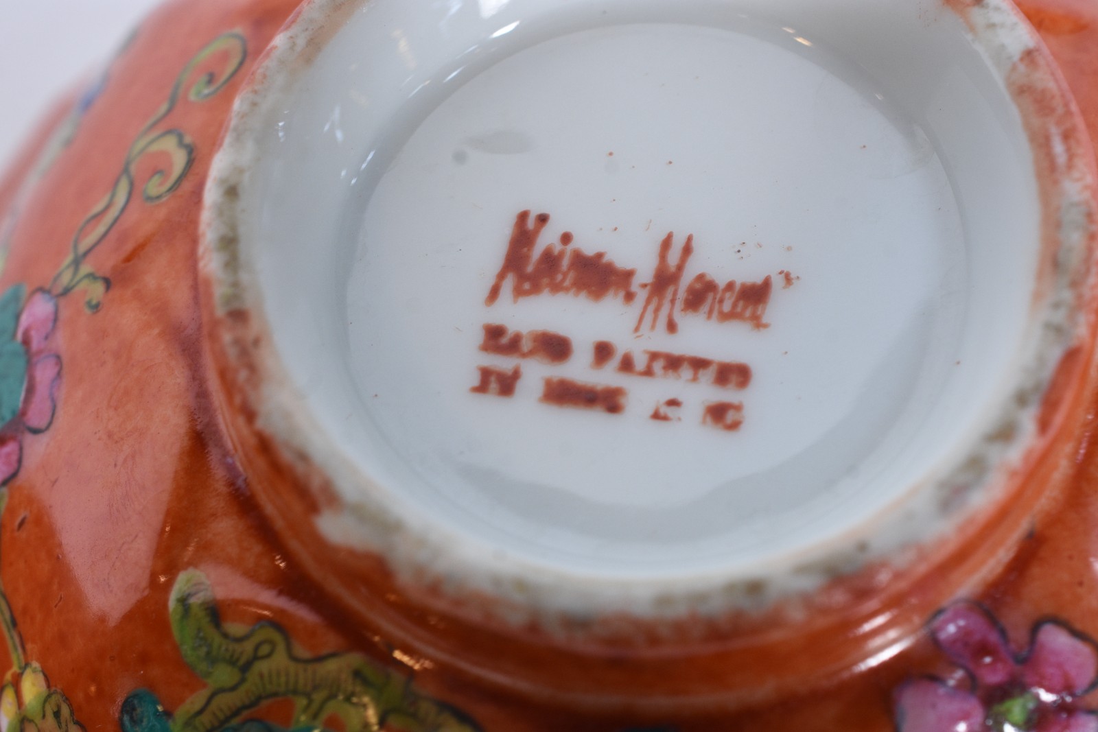 Cinco peças diversas, sendo: 2 bowls de porcelana na cor rouge de fer... - foto 6 de 9