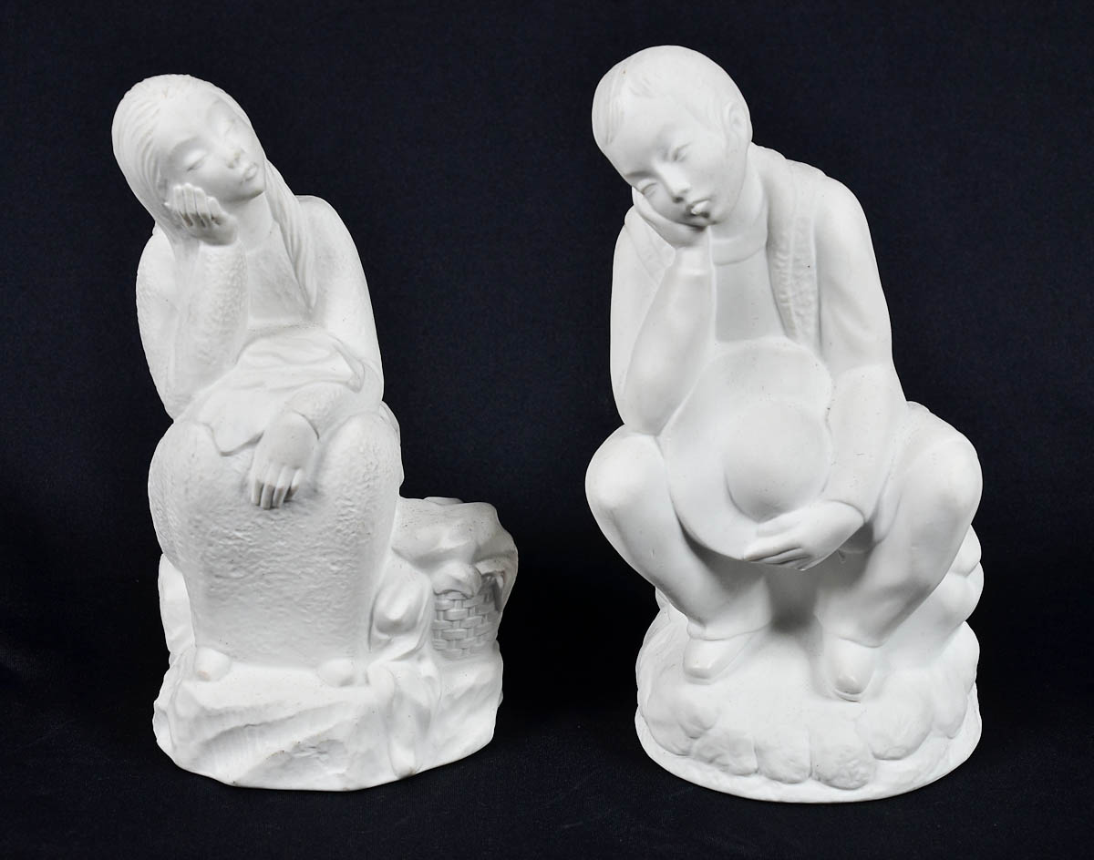 Par de figuras de biscuit branco representando casal. Alt. 22cm.
