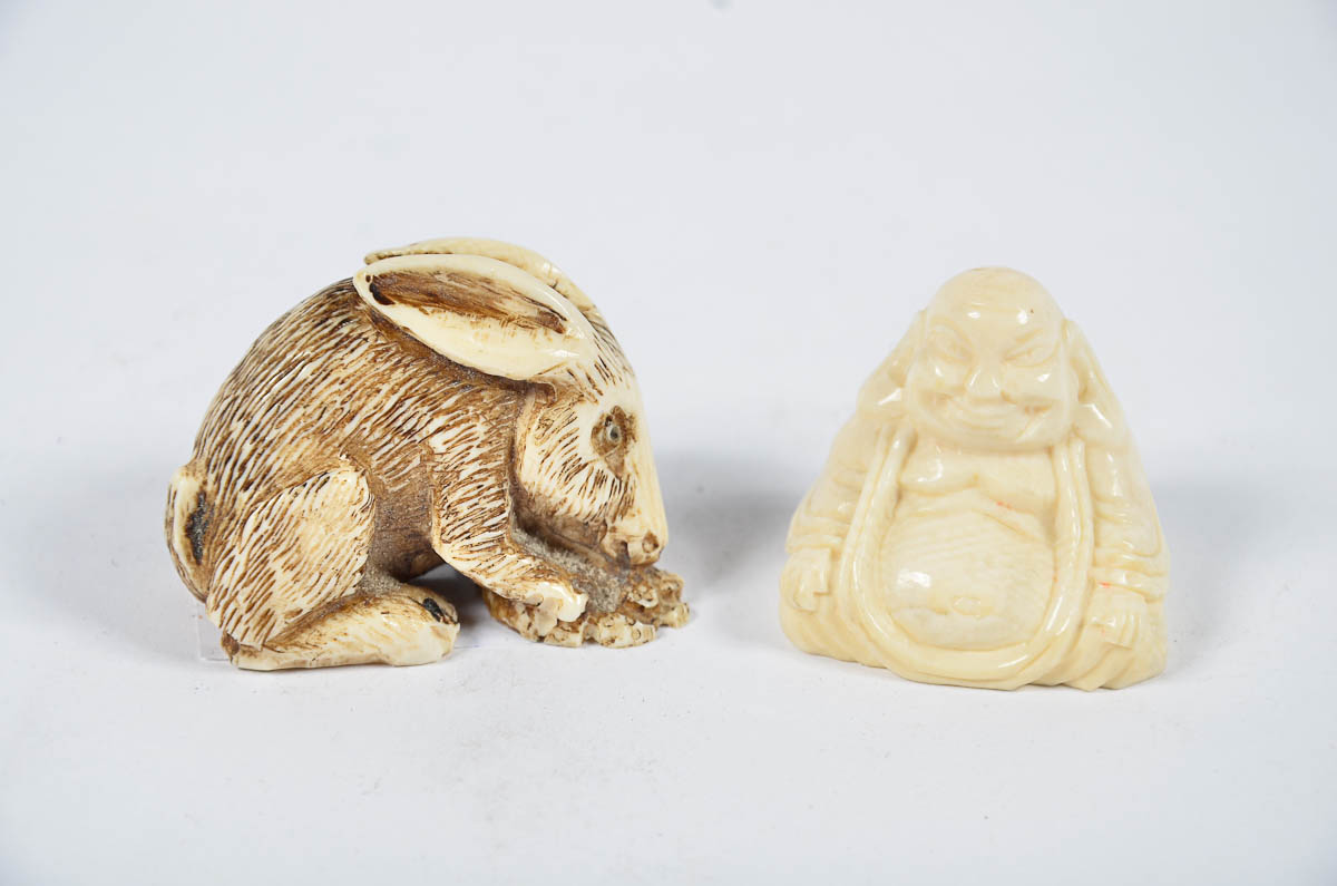 Duas pequenas peças de marfim, sendo netsuke repres.coelho e okimono...