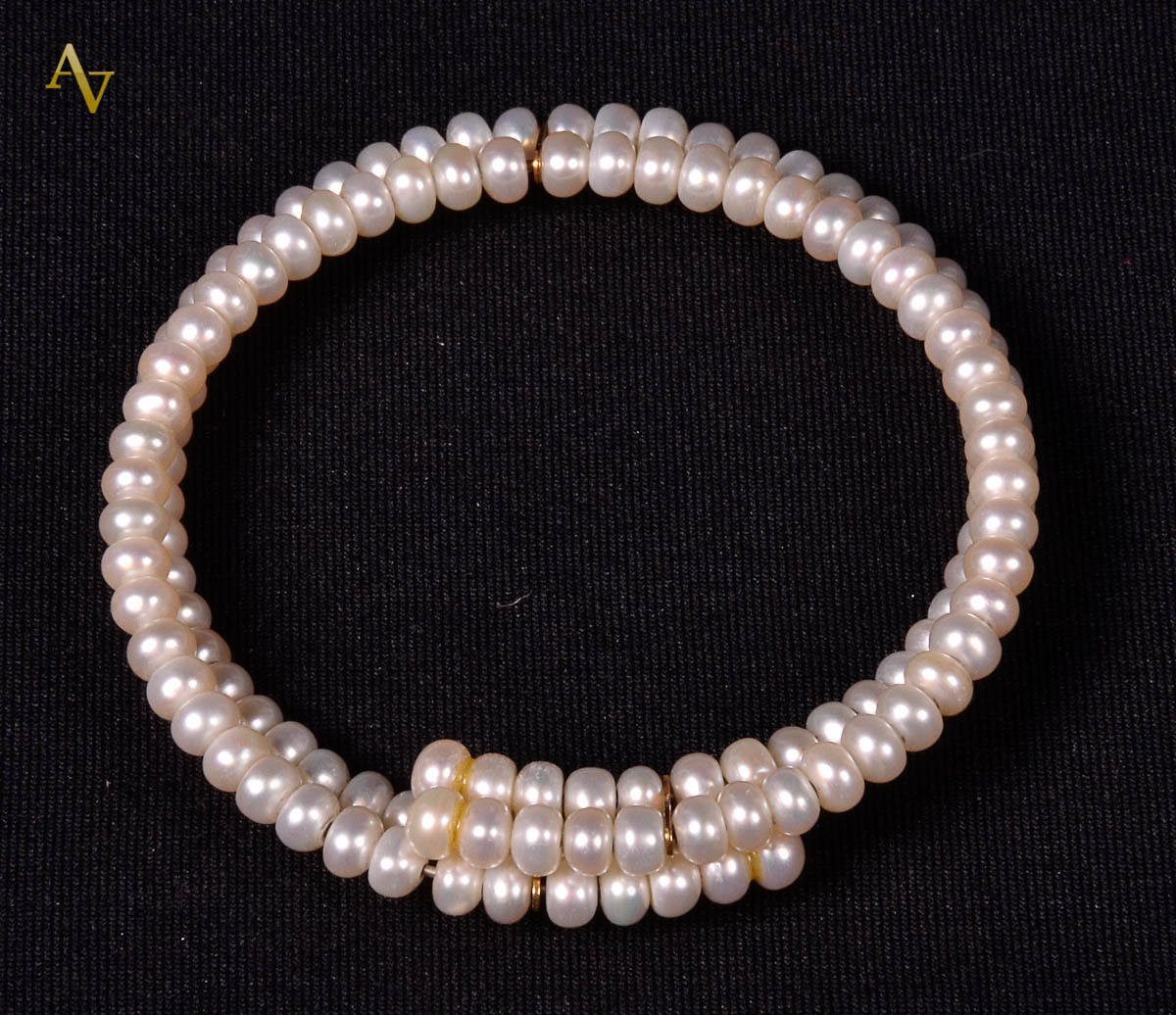 pulseira de pérolas.