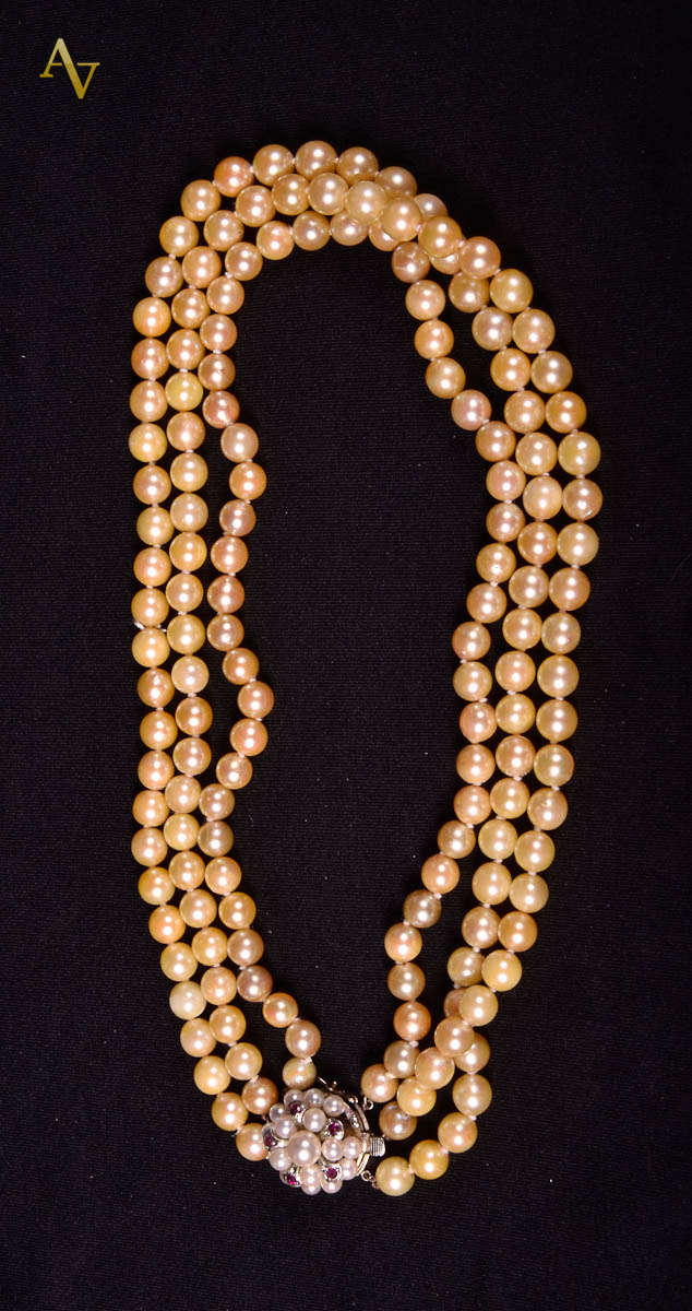 Colar de pérolas de 3 volta, fecho com pedras brasileiras.