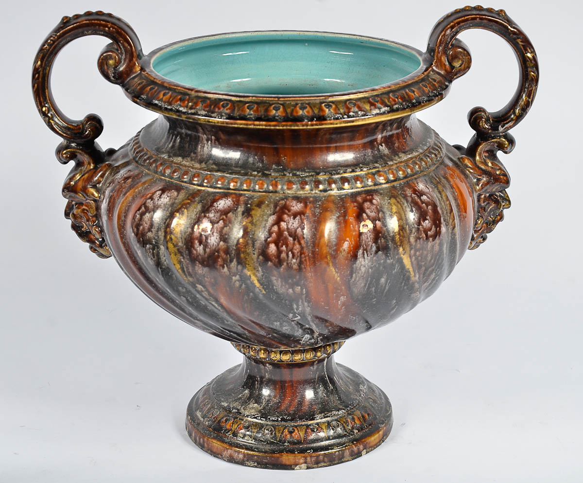 Fruteira de cerâmica policromada na forma de grande taça com alças...