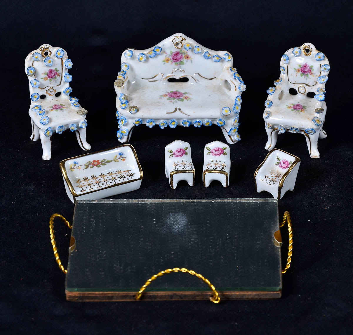 Conjunto de miniaturas de porcelana policromada repres.mobiliário...