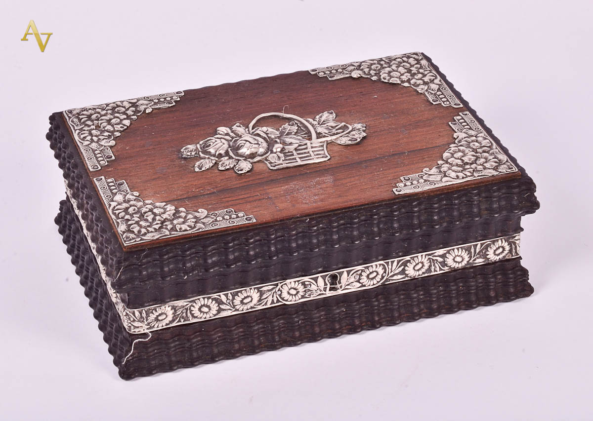 Caixa porta jóias de jacarandá com aplicação de prata. Med. 19 x 13...