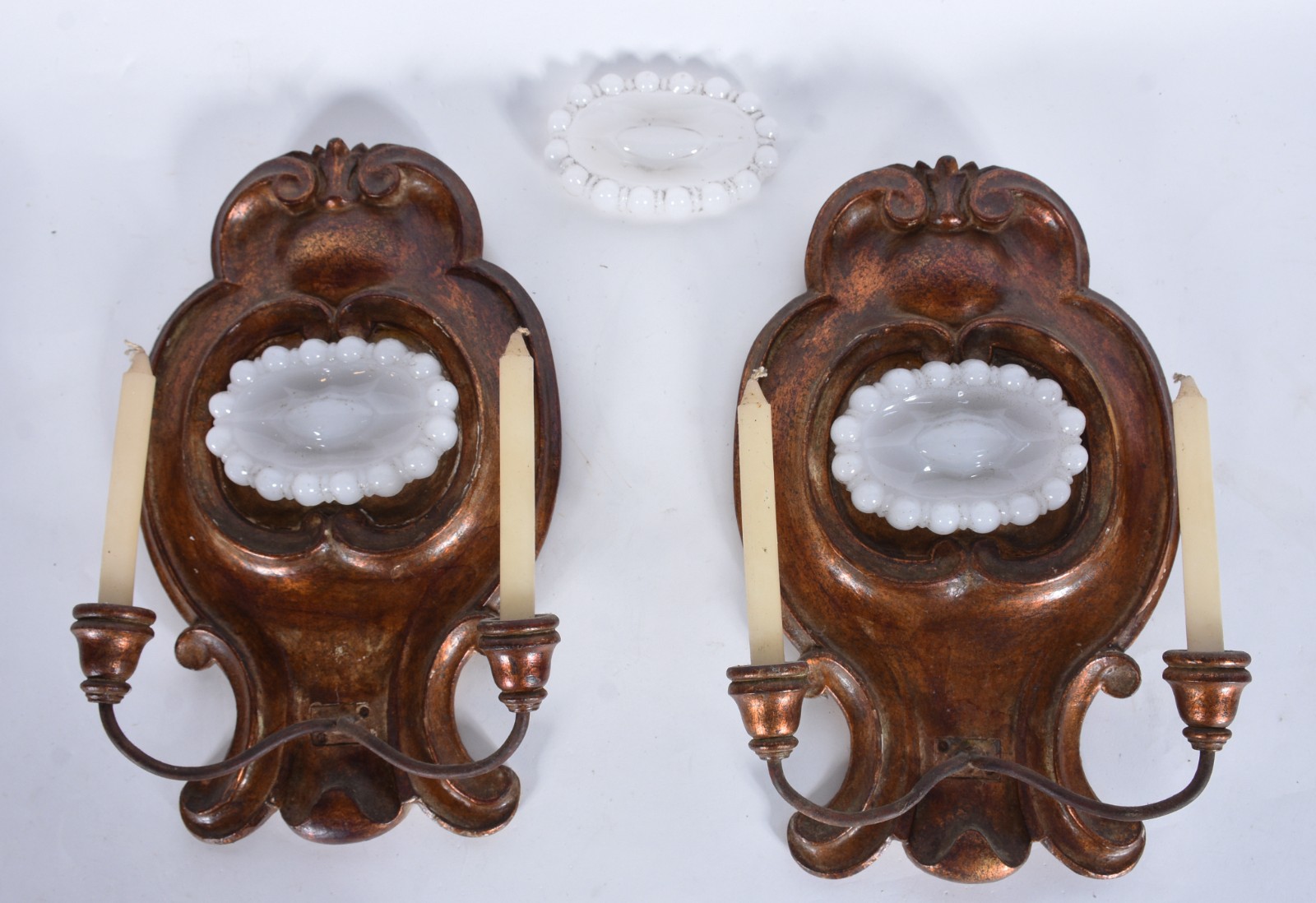 Par de apliques de madeira dourada para duas velas cada, detalhes ao... - foto 1 de 6